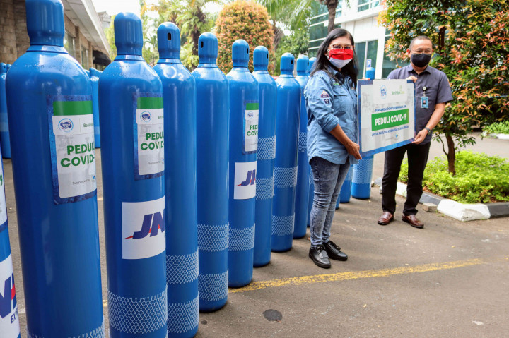 Dompet Kemanusiaan Media Group (DKMG) menyalurkan donasi 15 tabung oksigen berkapasitas enam meter kubik dan 90 dus susu ultra-high temperature (UHT), Kamis, 5 Juli 2021. Bantuan senilai Rp48 juta itu diberikan PT Frisian Flag Indonesia melalui Benihbaik.com.