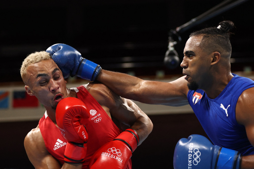 Whittaker (kiri) kalah dari petinju Kuba Arlen Lopez (kanan) di partai final kelas berat ringan.