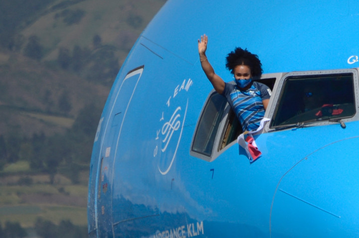 tlet Ekuador Neisi Patricia Dajomes yang melakukan selebrasi di kokpit pesawat saat tiba di bandara Kota Quito, Ekuador, Rabu, 4 Agustus 2021.