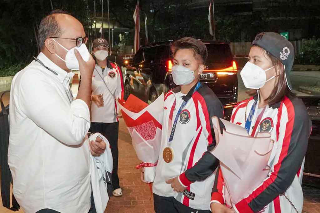 Chef de Mission (CdM) Indonesia untuk Olimpiade Tokyo Rosan P Roeslani (kiri) bersama pebulutangkis ganda putri peraih medali emas Olimpiade Tokyo 2020, Greysia Polii (kanan) dan Apriyani Rahayu tiba di Bandara Soekarno Hatta, Tangerang, Banten, Rabu, 4 Agustus 2021.