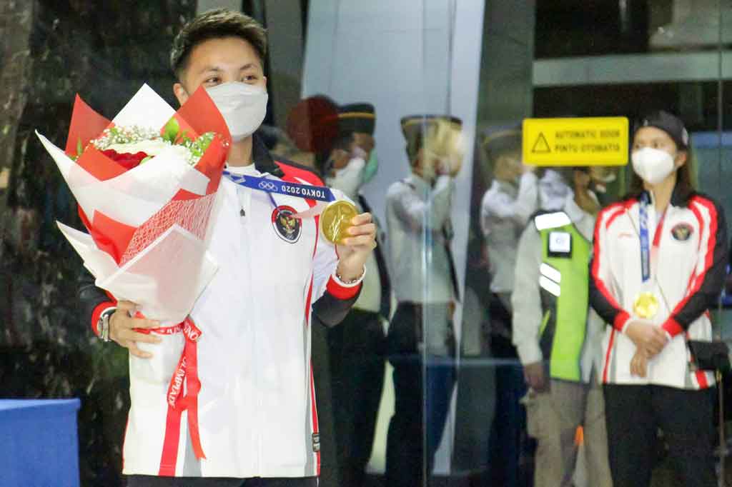 Greysia Polii dan kawan-kawan selanjutnya akan menjalani karantina delapan hari sesuai dengan aturan pemerintah tentang protokol kesehatan perjalanan internasional di era pandemi covid-19. Mereka kemudian akan disambut secara seremonial oleh Presiden di Istana Negara seusai masa karantina.