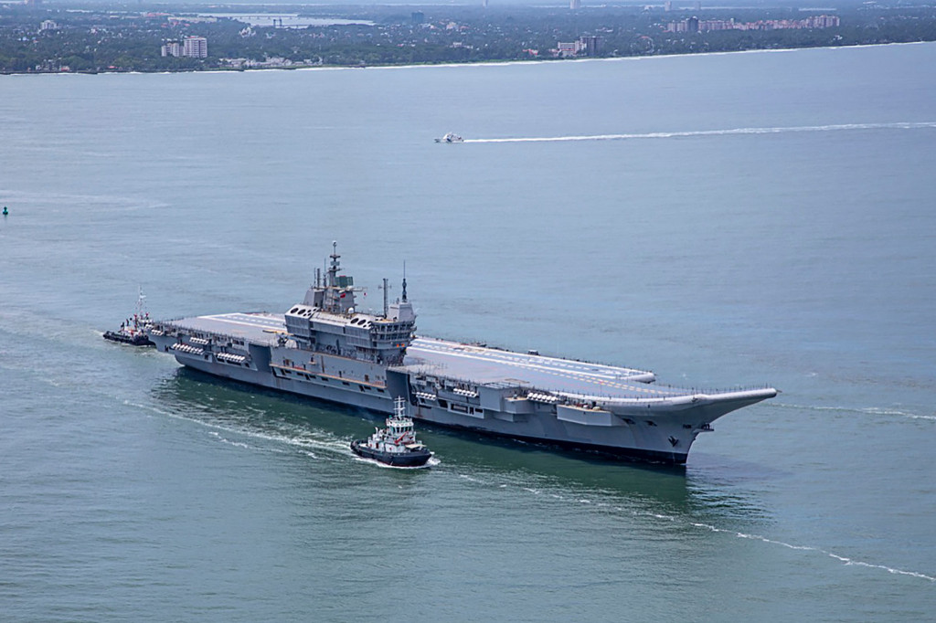Kapal induk pertama India yang dirancang dan produksi dalam negeri, Vikrant, Rabu, 4 Agustus 2021, memulai uji coba lautnya di lepas pantai Kochi di negara bagian Kerala.