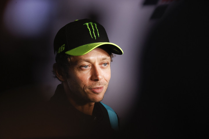 Pembalap asal Italia, Valentino Rossi, resmi menyatakan pensiun dari ajang MotoGP musim depan. Dengan kata lain, musim ini adalah musim terakhir The Doctor sebagai pebalap MotoGP.