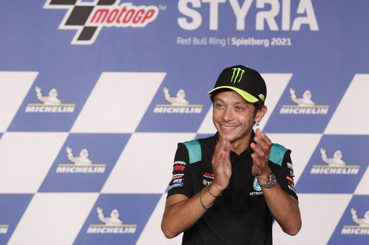 Pengumuman pensius 'The Doctor' terbilang cukup mengejutkan. Pasalnya Rossi mengumumkan akan pensiun beberapa hari jelang MotoGP Sryria.