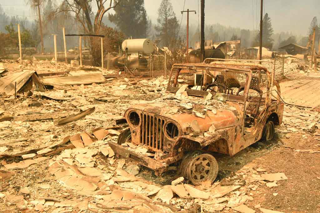 Gambar-gambar mengerikan dari pusat kota yang terbakar menyebar, memperlihatkan jalur utama Greenville kuno yang dipenuhi tumpukan abu, puing, dan asap yang membubung.