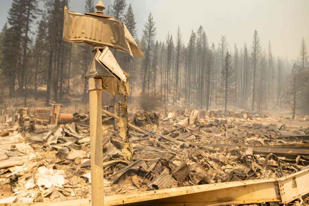 Jalan utama kota jaman 'demam emas' yang bersejarah di California dipenuhi reruntuhan bara api pada Kamis, 5 Agustus 2021 waktu setempat, beberapa jam setelah Api Dixie, kebakaran hutan terbesar di negara bagian itu, melalap Kota Greenville di Pegunungan Sierra Nevada.