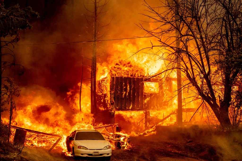 Api Dixie telah mengamuk di kawasan itu selama tiga pekan, membakar sekitar 130.000 hektare dan baru 35 persen yang dapat dipadamkan hingga Kamis. Kebakaran itu hanyalah satu di antara belasan kebakaran hutan di negara bagian itu.