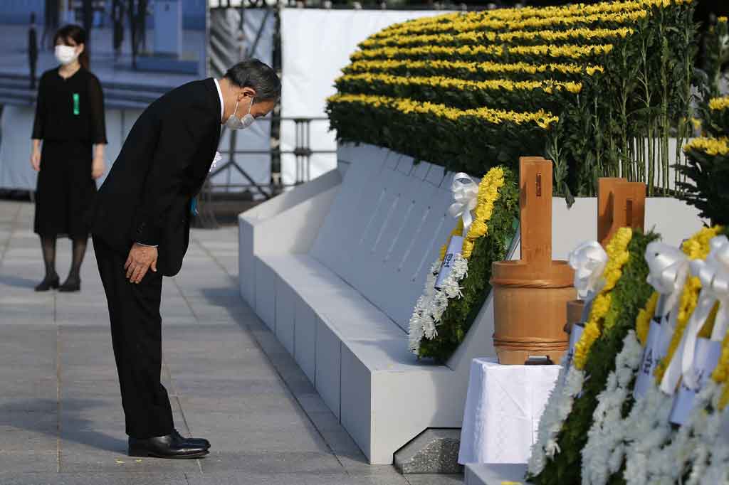 Perdana Menteri Jepang Yoshihide Suga memberikan penghormatan dalam upacara peringatan 76 tahun serangan bom atom pertama di dunia, di Peace Memorial Park di Hiroshima pada Jumat, 6 Agustus 2021.