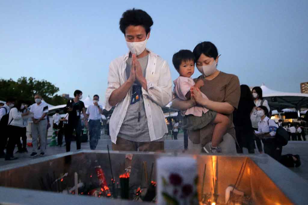 
Korban selamat, kerabat, dan beberapa pejabat asing menghadiri upacara peringatan di Hiroshima untuk berdoa bagi mereka yang meninggal atau terluka dalam pemboman itu sembari menyerukan perdamaian dunia.