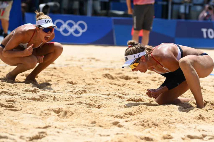 April Ross (kanan) dan pasangannya Alix Klineman dari AS melakukan selebrasi usai memenangi pertandingan final voli pantai putri Olimpiade Tokyo 2020 melawan Australia di Shiokaze Park di Tokyo pada Jumat, 6 Agustus 2021.