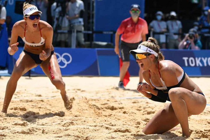 April Ross dan Alix Klineman memenangi medali emas Olimpiade pertamanya untuk Amerika Serikat dalam voli pantai putri sejak 2012. Di partai final Olimpiade Tokyo 2020, mereka mengalahkan pasangan Australia Mariafe Artacho del Solar dan Taliqua Clancy, Jumat, 6 Agustus 2021.