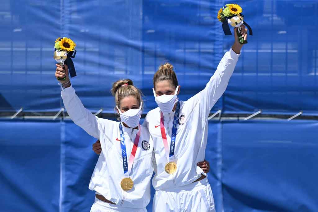 Sementara Alix Klineman juga senang karena debutnya di Olimpiade berhasil menyabet medali emas. 