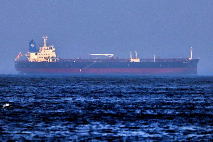Operasi Perdagangan Maritim Inggris (UKMTO), yang menyediakan informasi keamanan maritim, mengatakan kapal itu berada sekitar 152 mil laut (280 km) timur laut dari pelabuhan Duqm Oman ketika diserang.