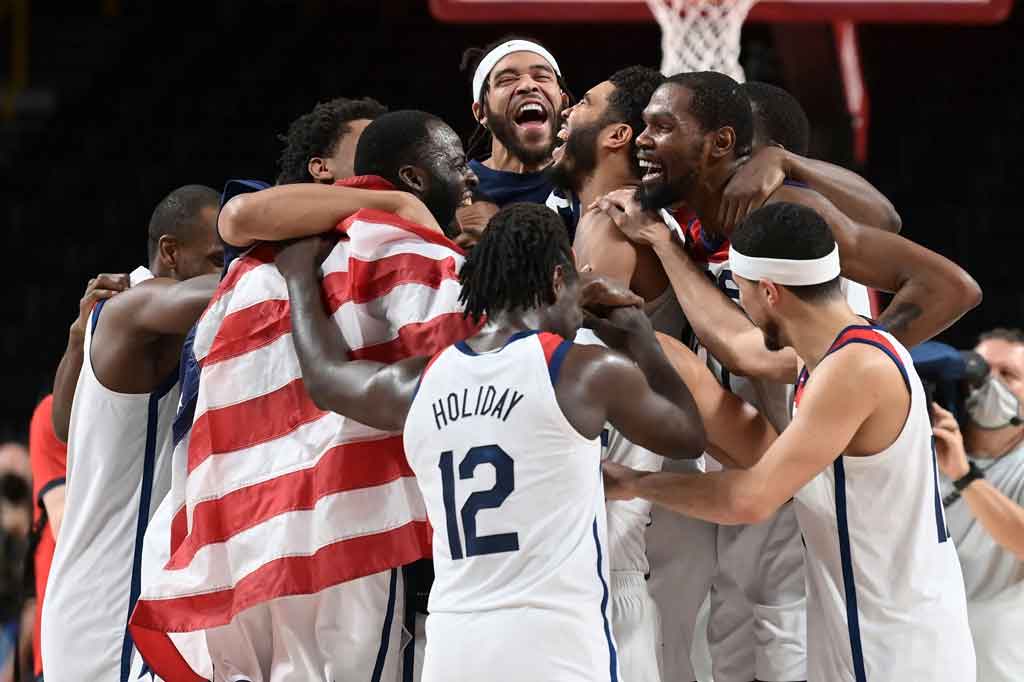Para pemain Amerika Serikat meluapkan kegembiraan mereka usai mengalahkan Prancis pada laga final bola basket Olimpiade Tokyo 2020, di Saitama Super Arena, Saitama, Sabtu, 7 Agustus 2021 WIB.