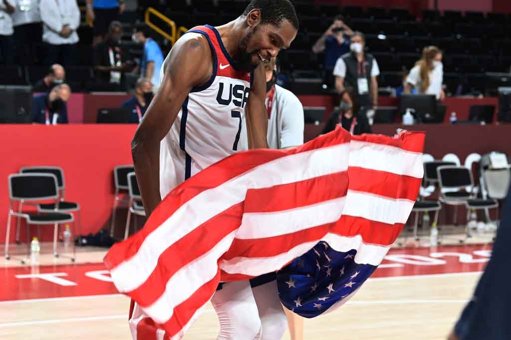 NBA All-Star Kevin Durant mencetak 29 poin untuk membawa Amerika Serikat mengalahkan Prancis 87-82, sekaligus memenangi medali emas bola basket putra Olimpiade keempat berturut-turut, Sabtu, 7 Agustus 2021 WIB.