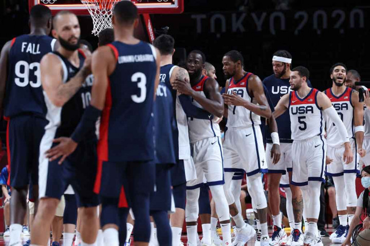 Sebelumnya, di babak penyisihan AS dipermalukan Prancis dengan skor 76-83. Kemenangan Prancis tersebut merupakan satu-satunya kemenangan di laga Olimpiade mereka melawan tim AS.