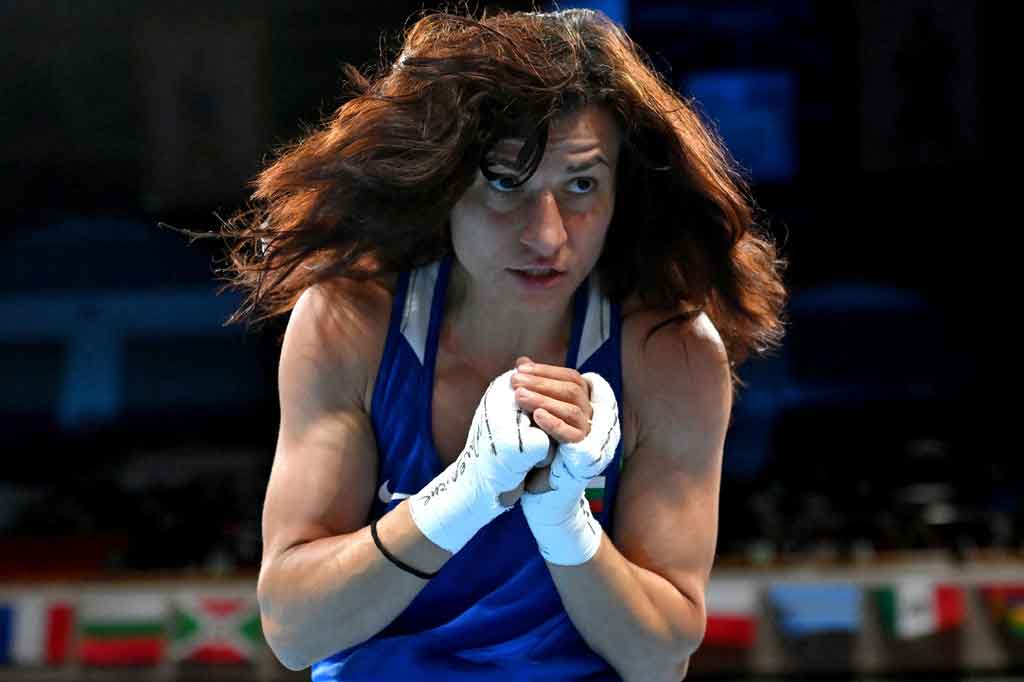 Krasteva yang berusia 35 tahun dan finis kelima di Olimpiade London 2012, unggul dalam raihan angka sejak ronde pertama. Skor juri sekarang ditampilkan di layar untuk membuat sistem menjadi lebih transparan.