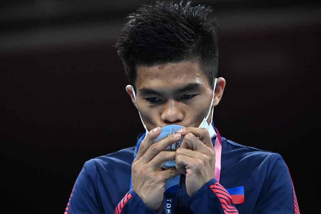 Filipina menggeser Indonesia dalam daftar peringkat perolehan medali Olimpiade Tokyo setelah petinju Carlo Paalam meraih perak di kelas terbang (48-52kg) putra di Kokugikan Arena, Sabtu, 7 Agustus 2021.