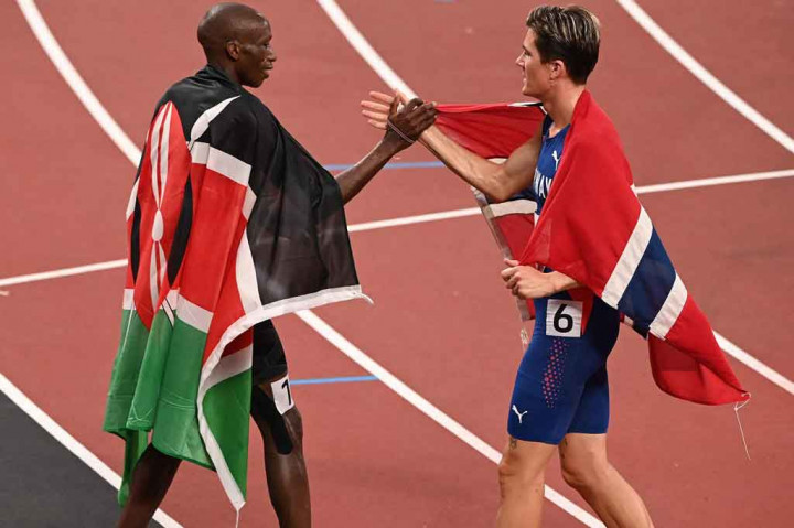 Tidak hanya itu, dia juga menaklukkan juara dunia Timothy Cheruiyot dari Kenya yang harus puas dengan medali perak. Sementara pelari Britania Raya Josh Kerr memecahkan catatan terbaiknya sendiri untuk merebut medali perunggu.