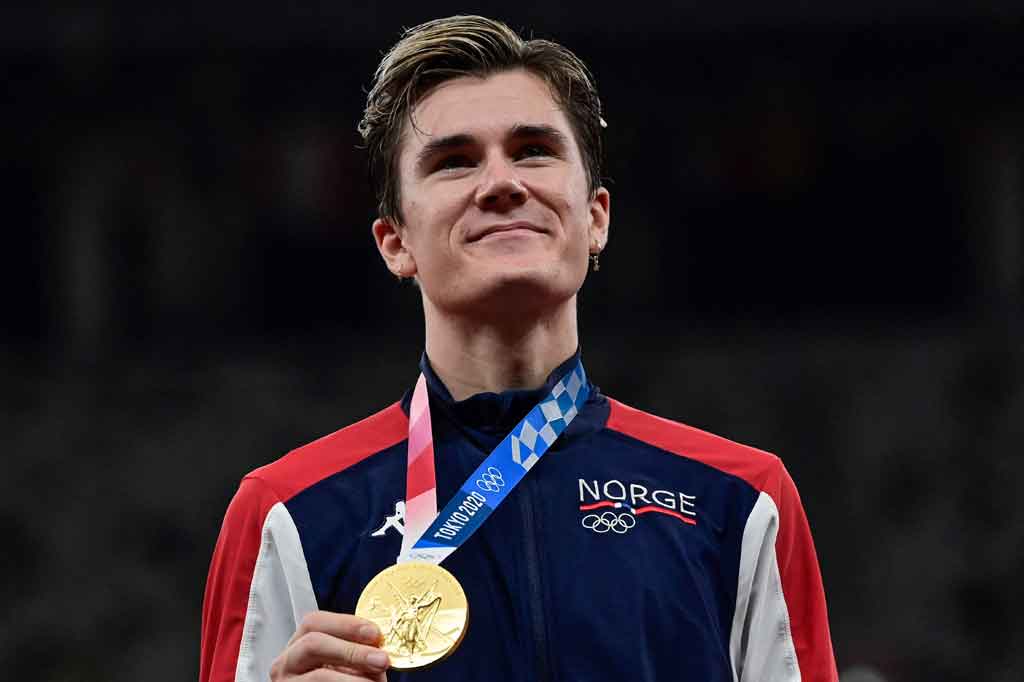 Jakob Ingebrigtsen berpose dengan medali emas yang baru saja dia raih. 