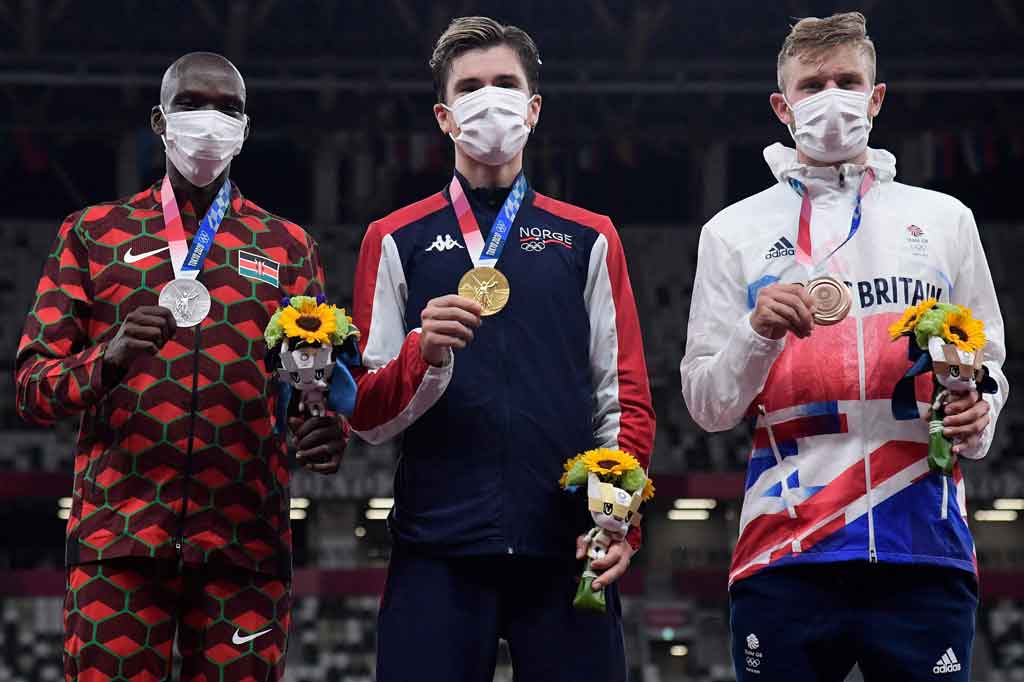 Jakob Ingebrigtsen (tengah) berpose dengan peraih perak Timothy Cheruiyot (kiri) dan peraih perunggu Josh Kerr.