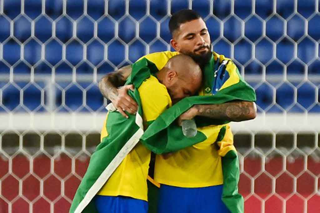 Setelah Neymar membawa Brasil meraih emas Olimpiade 2016 silam, kali ini giliran Dani Alves menjadi kapten Tim Samba di final melawan tim kuat Spanyol yang menampilkan enam pemain yang berpartisipasi di Euro 2020.