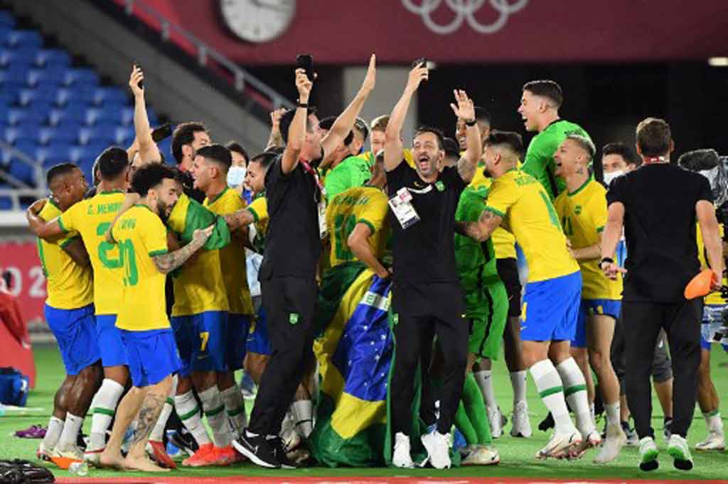 Para pemain Brasil melakukan selebrasi setelah sukses merebut medali emas sepak bola Olimpiade Tokyo 2020 usai menundukkan Spanyol di final, Sabtu, 7 Agustus 2021.