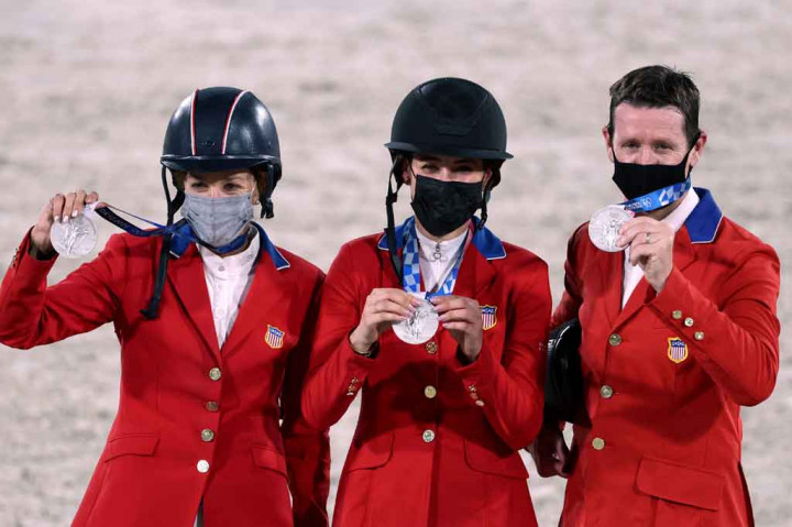 Peraih medali perak (dari kiri) Laura Kraut, Jessica Springsteen, dan McLain Ward memperlihatkan medali perak yang baru saja mereka raih di Olimpiade Tokyo 2020, di Equestrian Park di Tokyo pada Jumat, 7 Agustus 2021.