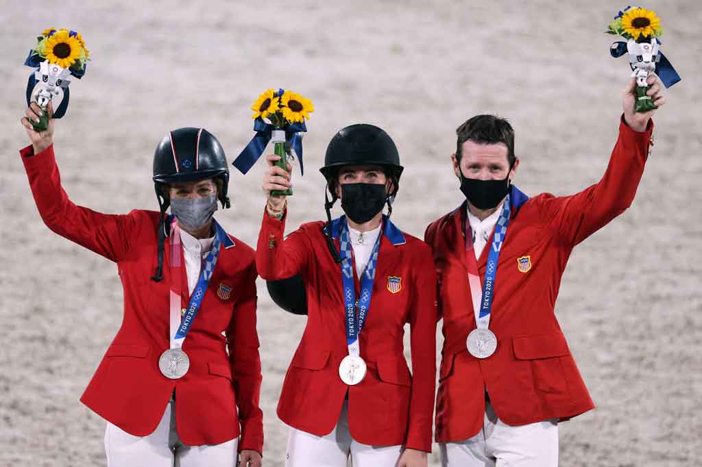 Jessica Springsteen, putri musisi rock Bruce Springsteen, mewarnai debut Olimpiadenya dengan mengantongi medali perak berkuda Olimpiade Tokyo dari nomor beregu show jumping. 