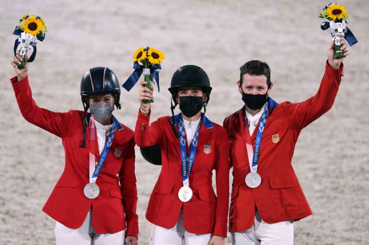 Jessica Springsteen, putri musisi rock Bruce Springsteen, mewarnai debut Olimpiadenya dengan mengantongi medali perak berkuda Olimpiade Tokyo dari nomor beregu show jumping. 