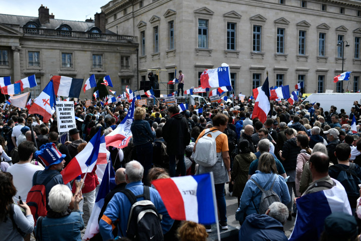 Setidaknya sekitar 237.000 orang hadir di seluruh Prancis, termasuk 17.000 di Paris, Jumlah tersebut melebihi dari 204.000 orang yang tercatat akhir pekan lalu.