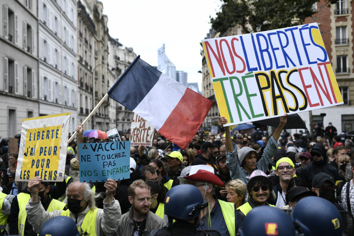 Para demonstran tersebut meneriakkan