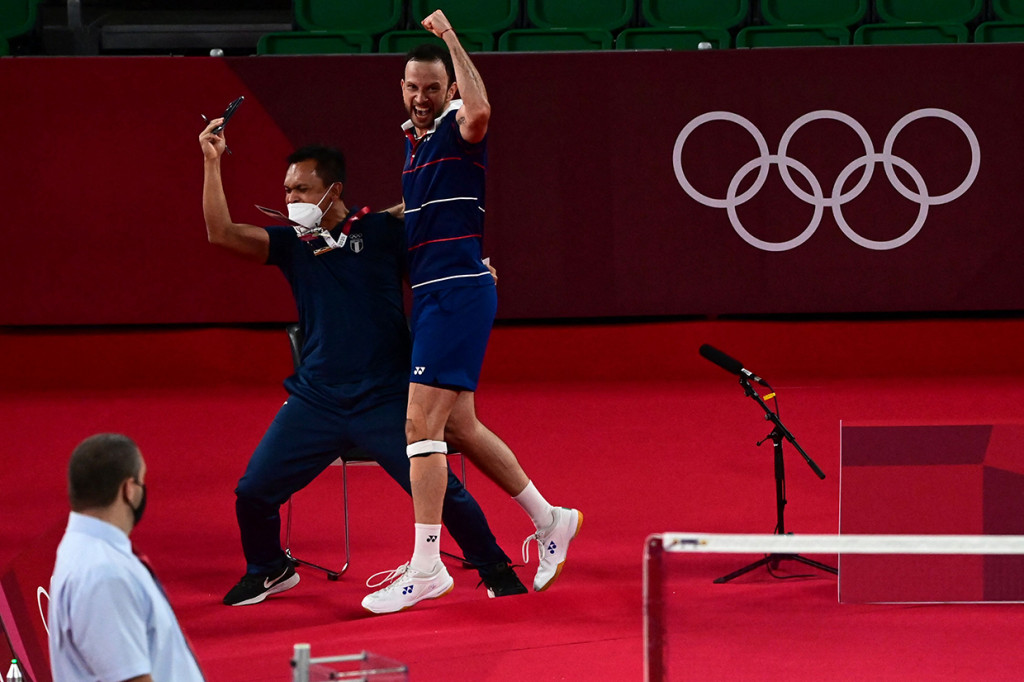 Kebahagiaan M. Qadafi (kiri) dan Kevin Cordon setelah memastikan diri melaju ke 16 besar Olimpiade Tokyo.