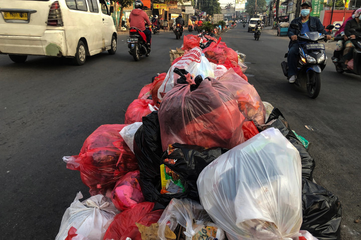Bahkan jumlah sampah yang dikirim ke Tempat Pengolahan Sampah Terpadu (TPST) Bantargebang, Bekasi per hari dari tahun ke tahun terus naik signifikan yang didominasi sisa makanan, kemudian plastik, residu, kertas dan lain-lainnya.