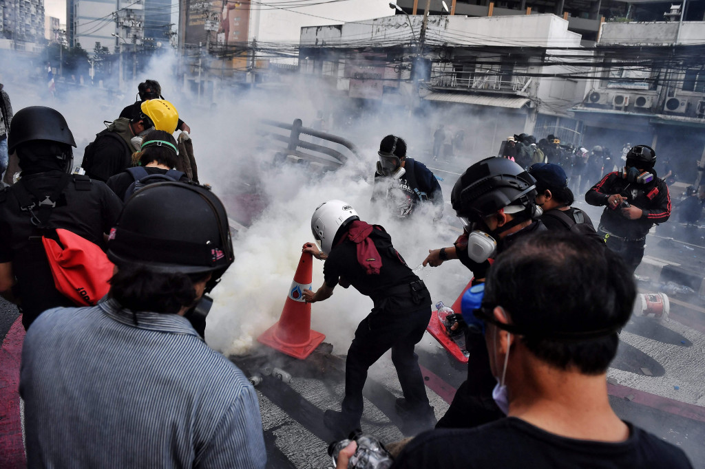 Dalam aksinya, para demonstran menuntut reformasi politik dan menyerukan perubahan pada program vaksinasi virus korona negara itu.