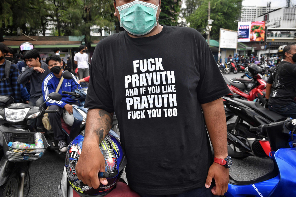 Mengabaikan pembatasan pertemuan publik yang diberlakukan saat Thailand memerangi lonjakan kasus korona, para demonstran menyerukan agar Perdana Menteri Prayut Chan-O-Cha mundur.