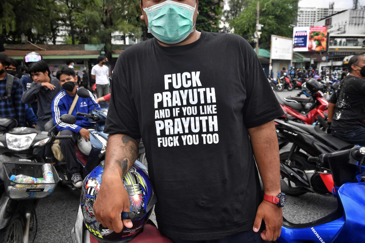 Mengabaikan pembatasan pertemuan publik yang diberlakukan saat Thailand memerangi lonjakan kasus korona, para demonstran menyerukan agar Perdana Menteri Prayut Chan-O-Cha mundur.