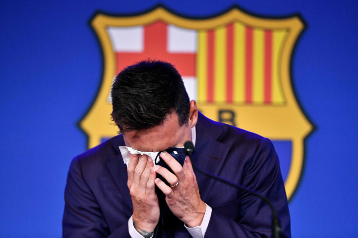 Tangis Lionel Messi pecah saat melakukan konferensi pers perpisahan dengan Barcelona, Minggu, 8 Agustus 2021.