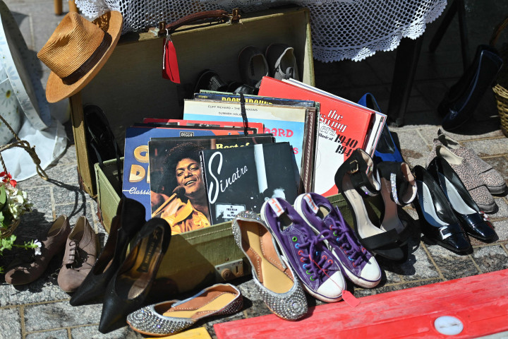 Pedagang barang antik, pecinta preloved fashion, kendaraan klasik, dan jajanan kaki lima berkumpul dalam Classic Car Boot Sale di London, Inggris.