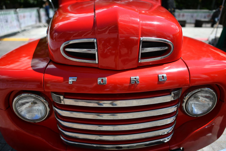 Mobil antik terlihat di Classic Car Boot Sale, London, Inggris, 7 Agustus 2021. Classic Car Boot Sale berlangsung selama dua hari.
