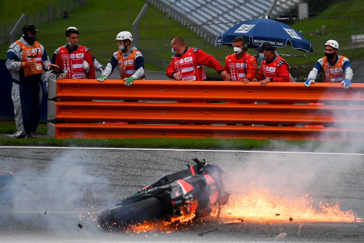 Balapan dihentikan setelah sepeda motor Pedrosa yang menjadi pembalap wildcard KTM terbakar di tengah sirkuit usai tikungan tiga.