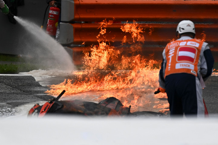 Savadori sempat mendapatkan perawatan medis, tapi pihak MotoGP memastikan Savadori dalam kondisi sadar.