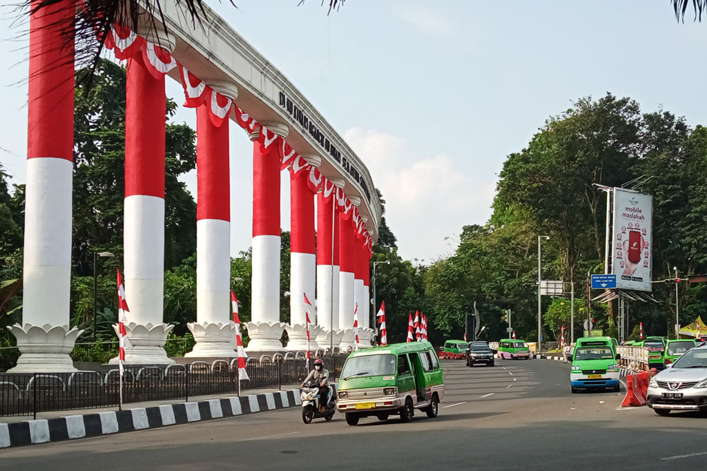 Lawang Salapan atau Gerbang Sembilan yang berdekatan dengan Tugu Kujang dibalut kain berwarna merah putih di Kota Bogor, Jawa Barat, Minggu, 8 Agustus 2021.