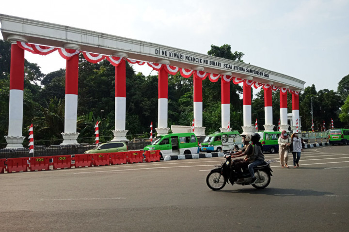 Di Kota Bogor, Jawa Barat, persiapan HUT ke-76 dilakukan dengan memasang kain merah putih di tiang-tiang Lawang Salapan atau Gerbang Sembilan di kawasan Tugu Kujang.