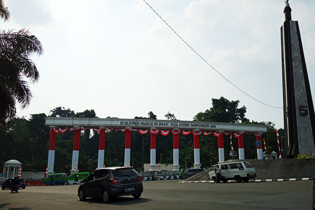 Pemasangan kain merah putih di pilar-pilar Lawang Salapan tersebut merupakan rangkaian dari acara Festival Merah Putih (FMP), yang kali ini mengusung tema 'Untuk Indonesiaku'.