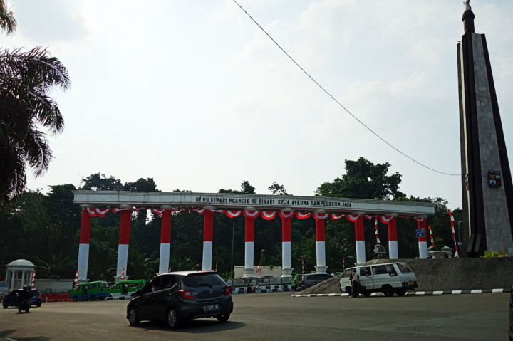 Pemasangan kain merah putih di pilar-pilar Lawang Salapan tersebut merupakan rangkaian dari acara Festival Merah Putih (FMP), yang kali ini mengusung tema 'Untuk Indonesiaku'.