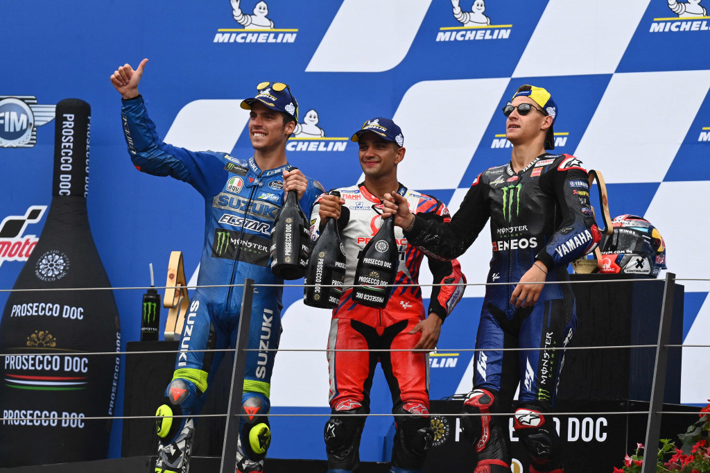 Melengkapi podium, Joan Mir dan Fabio Quartararo. Mir finis 1,548 detik lebih lambat dari Martin, Quartararo berjarak 9,632 detik.