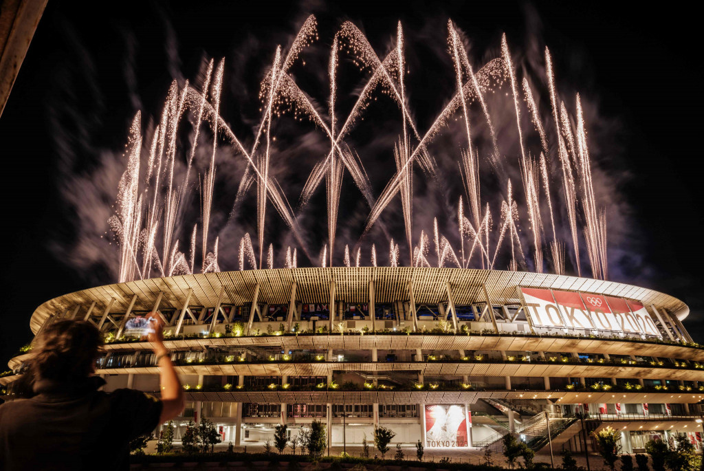 Upacara penutupan Olimpiade Tokyo dibuka dengan kembang api yang menghiasi langit Stadion Nasional Tokyo. 