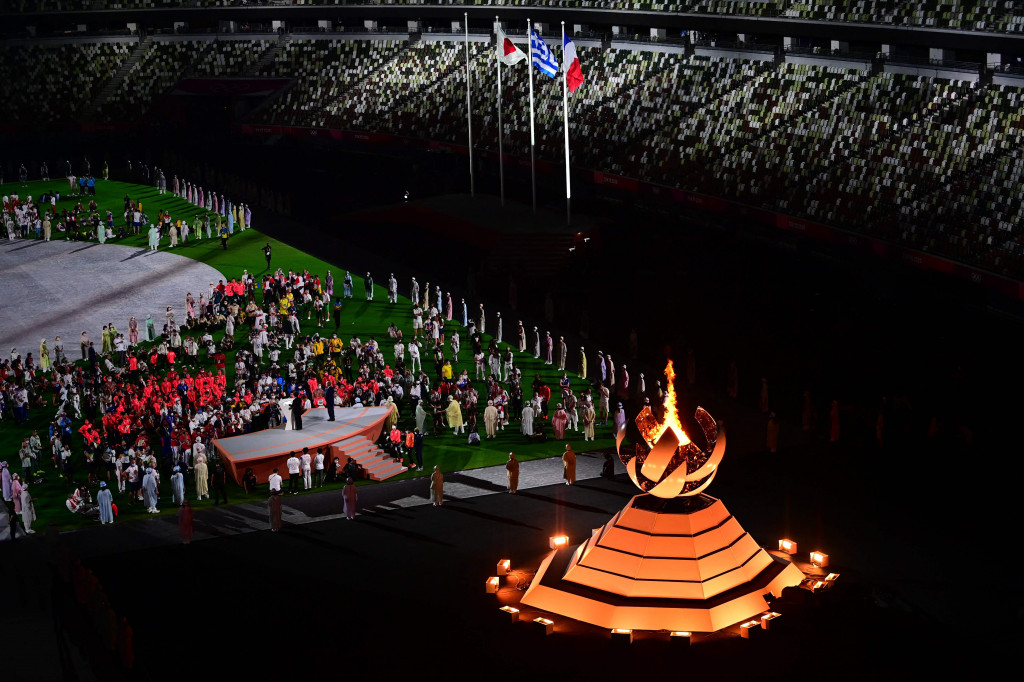 Para atlet tiba saat upacara penutupan Olimpiade Tokyo 2020 di Stadion Olimpiade, Tokyo, Jepang.