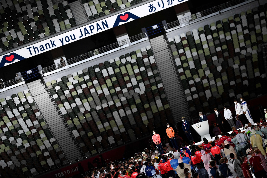 Cuplikan video keberhasilan atlet-atlet yang berlaga juga diputar, diikuti dengan masuknya Presiden Komite Olimpiade Internasional (IOC) Thomas Bach ke dalam stadion.